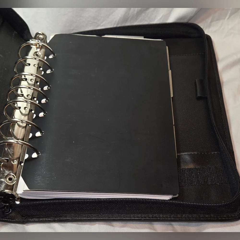 Dayrunner Genuine Leather Zip Around 7 Ring Binder
